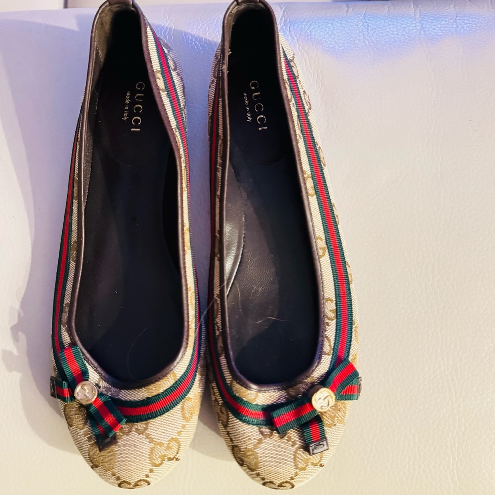 Gucci Women's Tan Flats with Red and Green Stripes - Picture 1 of 4